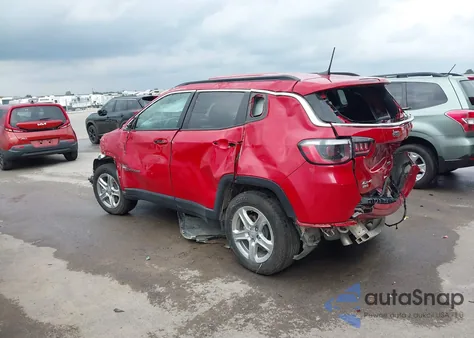 2023 Jeep Compass Latitude 4X4 z USA, uszkodzony, nr VIN 3C4NJDBN4PT524462